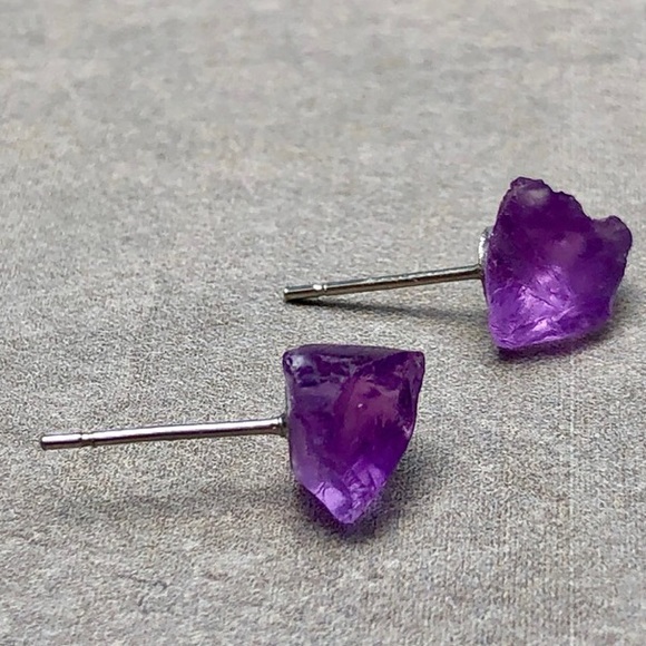 π New Raw Amethyst Crystal Stud Gemstone Earrings - Picture 5 of 9